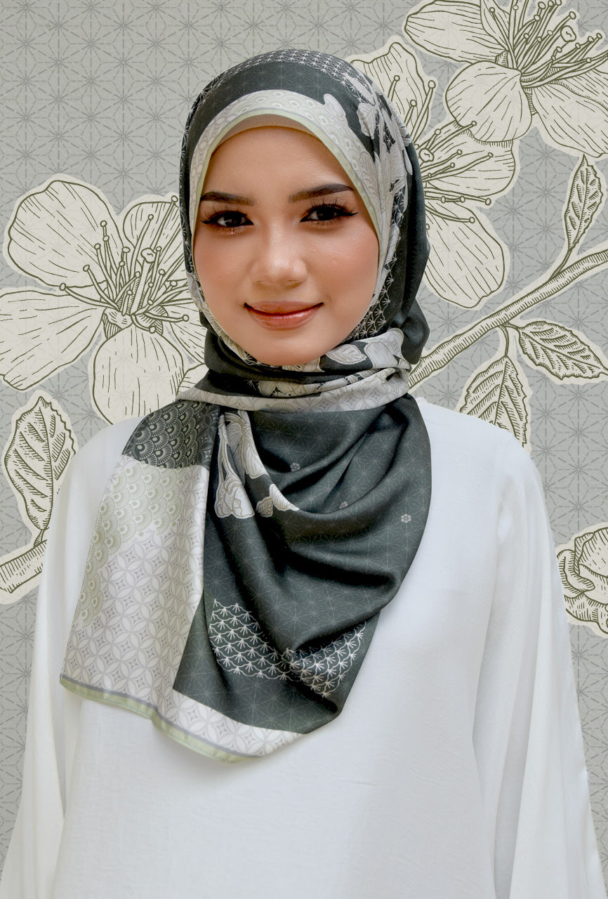 Sakura Shawl (Satin) in Emerald Green – Diyana Halik