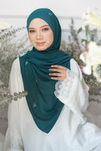 Load image into Gallery viewer, Lily Shawl in Emerald Green (Display)
